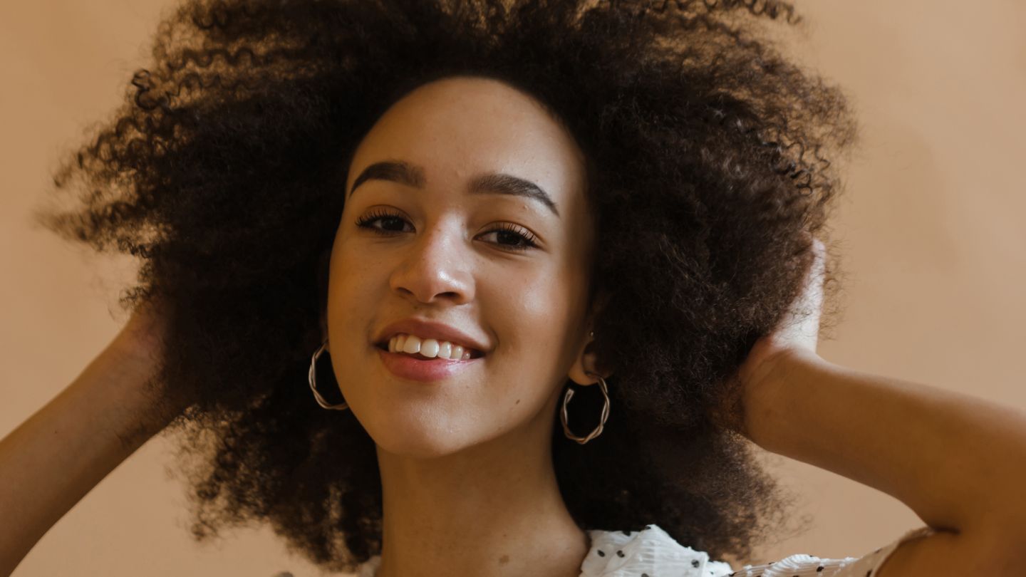 The art of taming your afro hair with the right comb - Reine Cosmetique